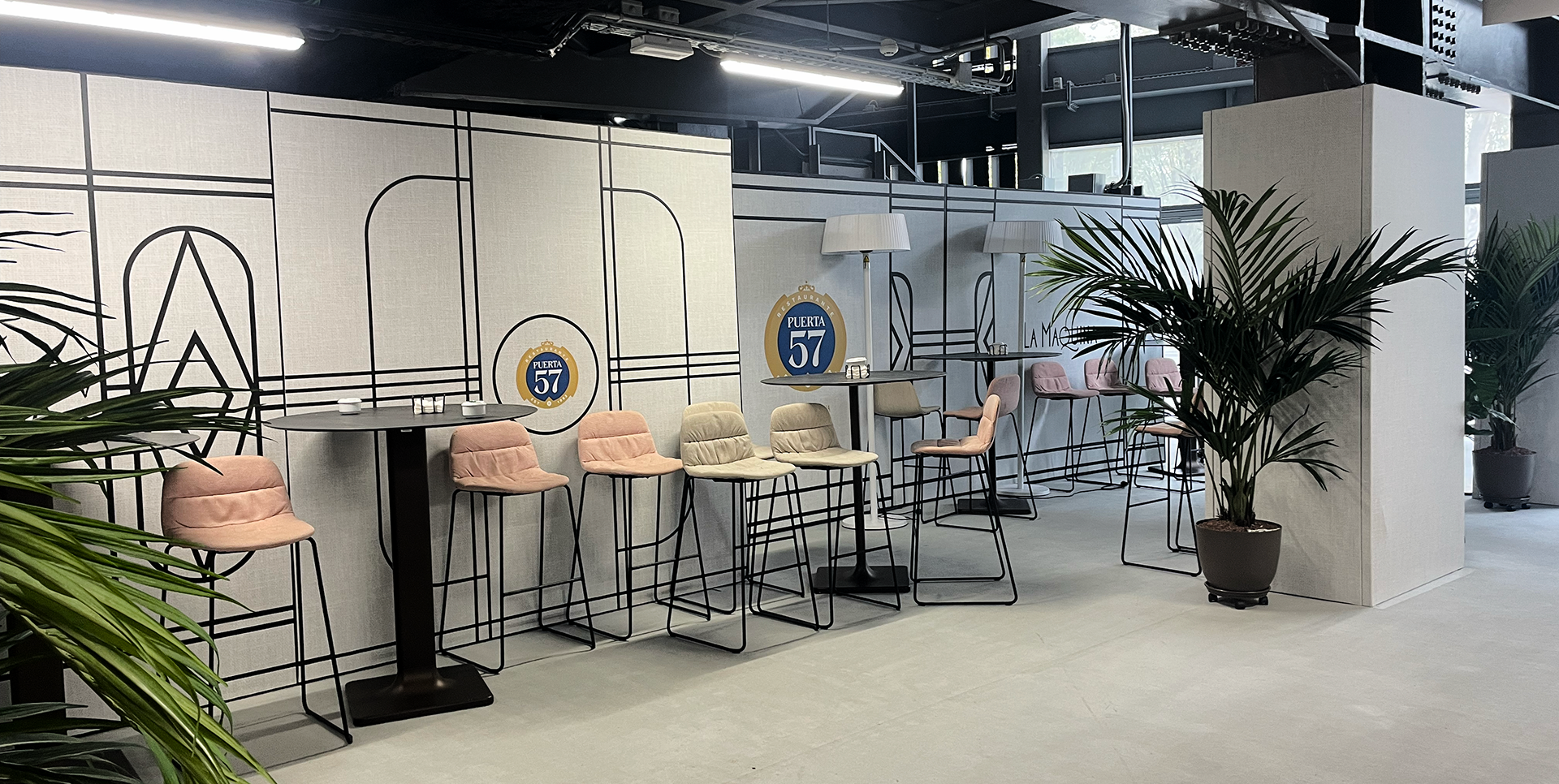 Puerta 57, rotulación de interior